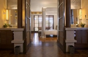 luxuriöses schlafzimmer einer suite im the legian resort auf bali 