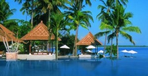 luxuriöser infinity pool am meer im The Oberoi Lombok indonesien