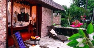 traumhafte terrasse mit gartenblick im The Oberoi Lombok in indonesien