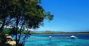 traumhaftes blaues meer und beachclub im oberoi resort in lombok indonesien