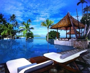 traumhafter infinitypool mit blauem himmel im The Oberoi Lombok in indonesien