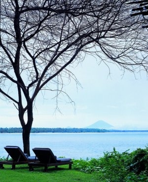 traumhafter ausblick auf das meer und berge im The Oberoi Lombok in indonesien