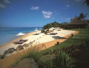 paradisischer garten und strand im oberoi luxus resort auf mauritius indischer ozean
