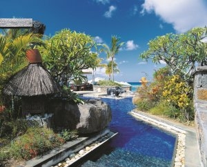 traumhafter pool im malerischen garten im the oberoi luxus resort auf Mauritius indischer ozean