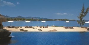 wunderschöner meerblick vom pool im the oberoi resort auf mauritius