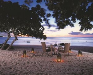 romantisches abendessen am strand im the oberoi resort auf mauritius