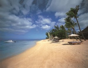 traumstrand mit palmen und türkises meer im the oberoi luxus resort auf mauritius