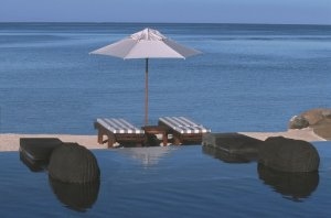luxus infinity pool im the oberoi resort auf mauritius