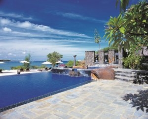 traumhafter pool am strand im the oberoi luxus resort auf mauritius