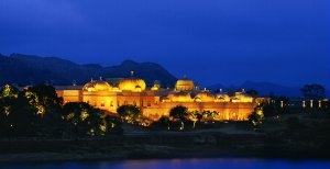 romantische abendstimmung im oberoi udaivilas resort in udaipur indien
