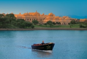romantischer ausblick auf das oberoi udaivilas resort in udaipur indien