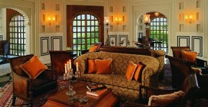 gemütliche bar im oberoi udaivilas resort in udaipur indien