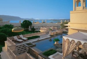 luxus suite mit ausblick und privaten pool im oberoi udaivilas resort in udaipur indien