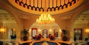 luxuriöse lobby im oberoi udaivilas resort in udaipur indien