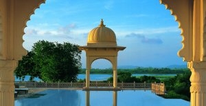entspannter pool im oberoi udaivilas resort in udaipur indien