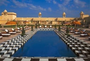 grosser gemütlicher ppol im oberoi udaivilas resort in udaipur indien