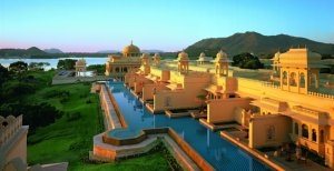 traumhafter ausblick vom zimmer mit privaten pool im oberoi udaivilas resort in udaipur indien