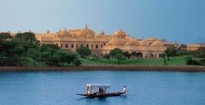 traumhafter ausblick vom see auf das oberoi udaivilas resort in udaipur indien