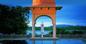 spirituelles yoga im oberoi udaivilas resort in udaipur indien