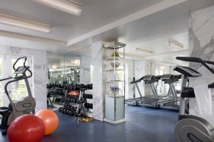 modernes fitnessstudio im the peninsula beverly hills luxus hotel in los angeles kalifornien amerika