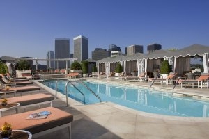 grosser dachpool im the peninsula beverly hills luxus hotel in los angeles kalifornien amerika
