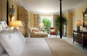 grosses schlafzimmer einer suite im the peninsula beverly hills luxus hotel in los angeles kalifornien amerika