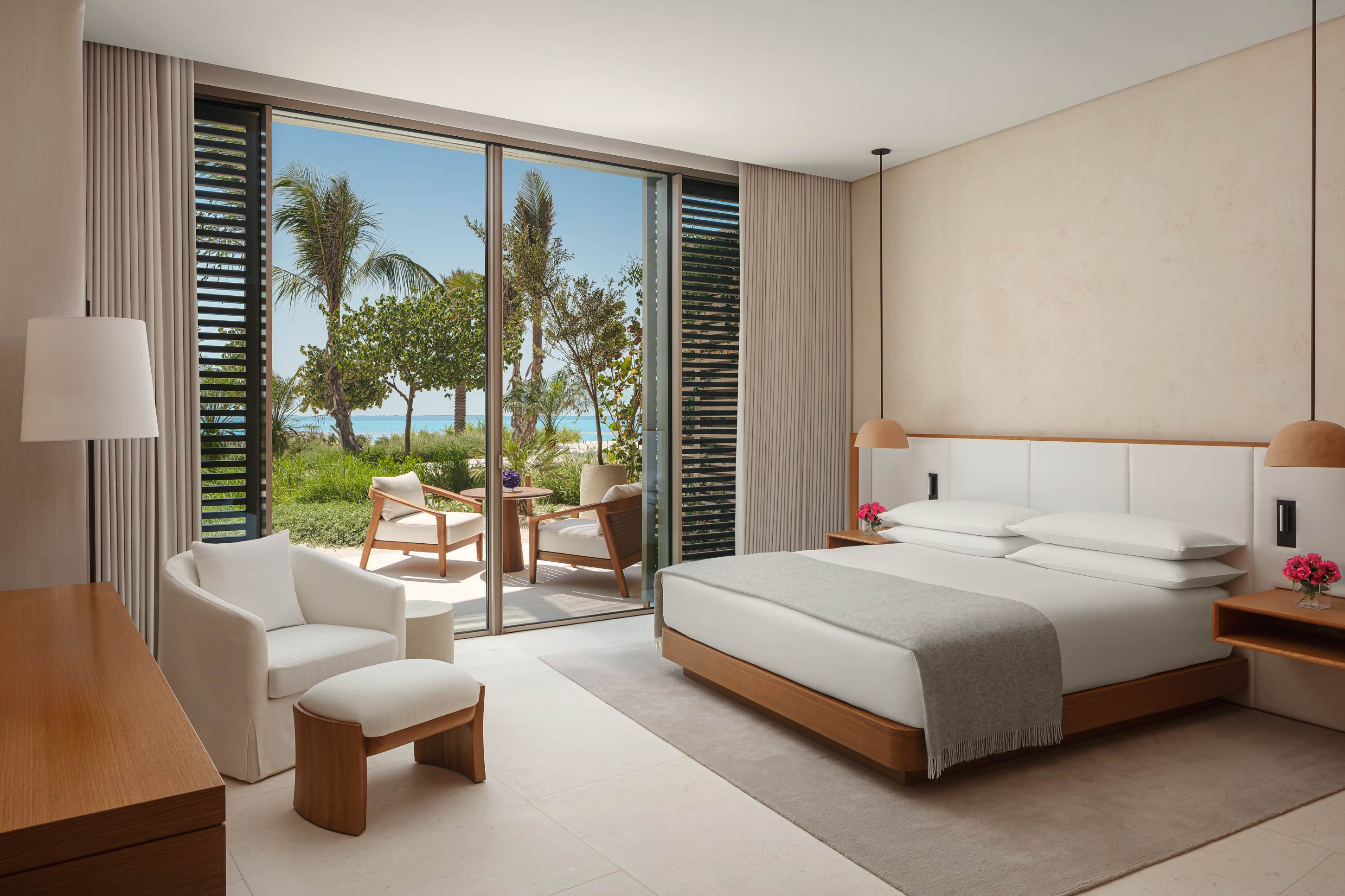 Schlafzimmer mit Kingsize‑Bett, hellem Holz und sanften T&ouml;nen, entspannte Atmosph&auml;re | Saudi‑Arabien, The Red Sea EDITION