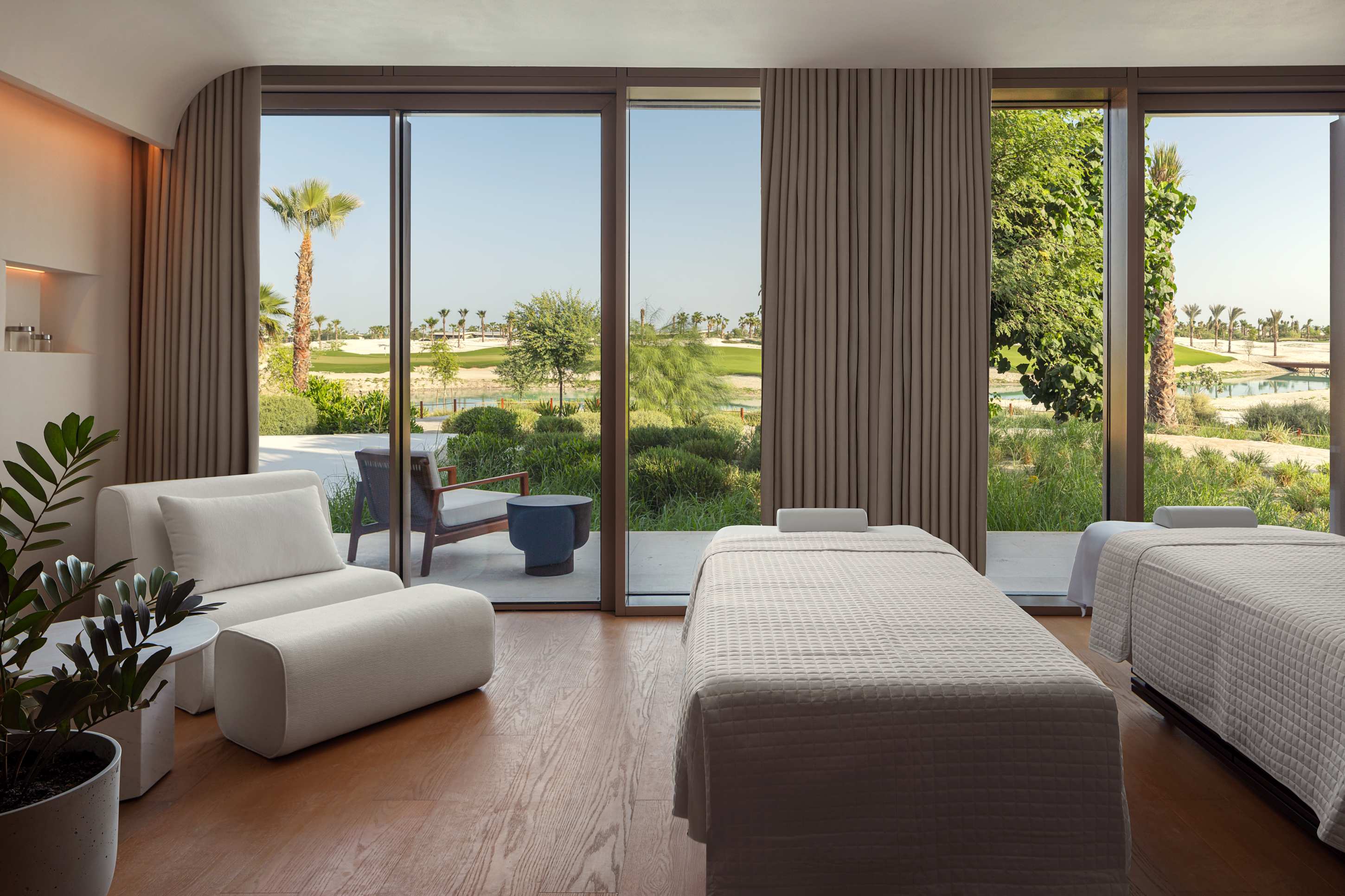 Spa‑Doppelbehandlungsraum mit zwei Liegen, warmem Holz und beruhigender Beleuchtung | Saudi‑Arabien, The Red Sea EDITION