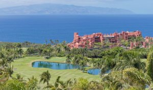 ueberblick auf das luxusresort und den golfplatz fuer einen perfekten abschlag am abama golfplatz mit hotel abama golf resort im hintergrund teneriffa spanien