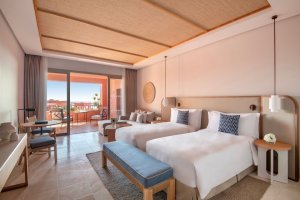 modern gestaltetes doppelzimmer deluxe im luxushotel ritz carlton abama golf resort auf teneriffa