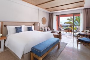 modern gestaltetes doppelzimmer mit queens bett deluxe im luxushotel ritz carlton abama golf resort auf teneriffa