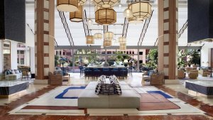 blick in die prunkvolle lobby mit lounge im luxushotel the ritz carlton abama auf teneriffa