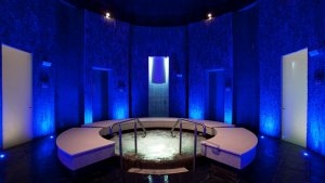 spa bereich in blau aus stein mit jacuzzi pool im orientalischen edlen luxus designer hotel the ritz carlton ras al khaimah in der al wadi wüste in den vereinigten arabischen emiraten im orient