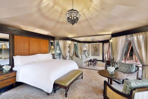schlafzimmer mit teppich boden im orientalischen edlen luxus designer hotel the ritz carlton ras al khaimah in der al wadi wüste in den vereinigten arabischen emiraten im orient und hoher decke