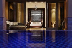 blick über den pool in ein schlafzimmer im orientalischen edlen luxus designer hotel the ritz carlton ras al khaimah in der al wadi wüste in den vereinigten arabischen emiraten im orient private villa 