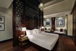 grosses schlafzimmer mit holz dekorationen im orientalischen edlen luxus designer hotel the ritz carlton ras al khaimah in der al wadi wüste in den vereinigten arabischen emiraten im orient