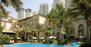 wunderschöner pool im ritz carlton in dubai 