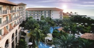 wunderschöne gartenanlage im ritz carlton dubai strand