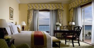 luxuriöses zimmer mit aussicht im Ritz Carlton Dubai 