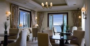 elegantes wohnzimmer einer suite im Ritz Carlton Dubai 