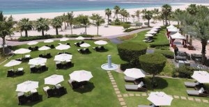 wunderschöne liegewiese und strand im ritz carlton dubai 