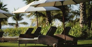 grüne wiese und liegen im luxuriösen Ritz Carlton Dubai 