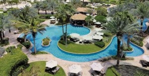 herrliche poollandschaft im  Ritz Carlton Dubai 