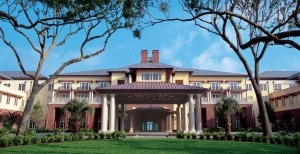 wunderschöner eingang des hotels the sanctuary at kiawah island in den usa south carolina