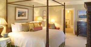 grosses luxuriöses schlafzimmer im the sanctuary at kiawah island in den usa south carolina