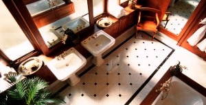 grosses badezimmer im strand hotel in yangon myanmar burma