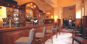 gute cocktails im strand hotel in yangon myanmar burma