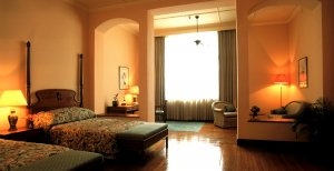 grosses schlafzimmer im strand hotel in yangon myanmar burma