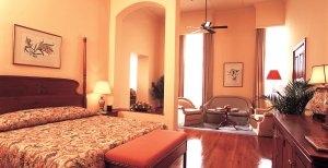 grosses schlafzimmer im strand hotel in yangon myanmar burma