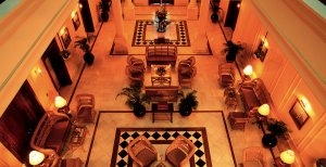 luxuriöse lobby im strand hotel in yangon myanmar burma